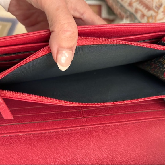 CHANEL
Goatskin CC Large Clover Charm Bi-fold with Chanel dust bag - Picture 4 of 13